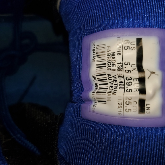 Air Jordan 12 Michigan - Picture 10 of 13